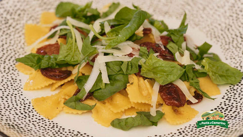 piatto di farfalle all'uovo con spinaci freschi, pomodorini confit e scaglie di pecorino