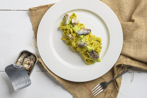 piatto di fettucine integrali con pesto integrali e sarde