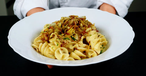 Fusilloni La Pasta di Camerino con sugo bianco ai carciofi, croccanti carciofi fritti e pancetta