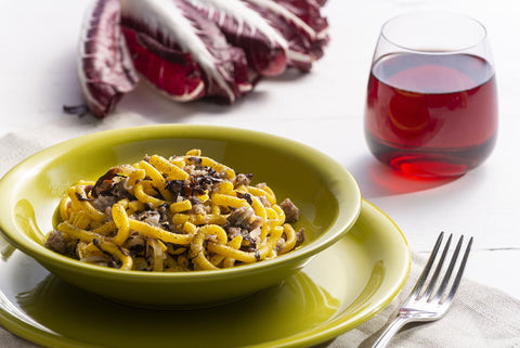 piatto di gramigna con radicchio, porri e salsiccia