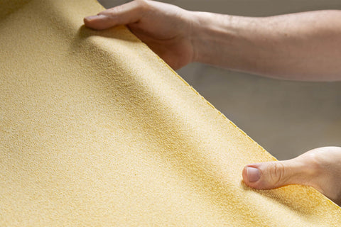 mani lavorano la pasta