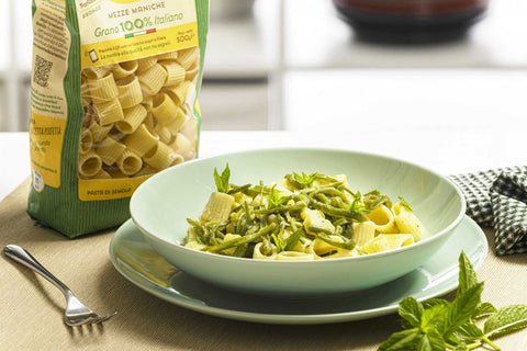confezione e piatto di mezze maniche di semola con fagioli e patate