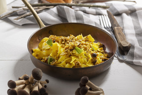 piatto di pappardelle con salsiccia, chiodini e zafferano