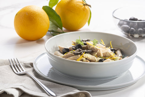 piatto di penne con finocchi, arancia e olive
