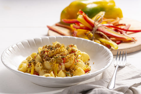 piatto di pipe con porri e peperoni alle erbe aromatiche