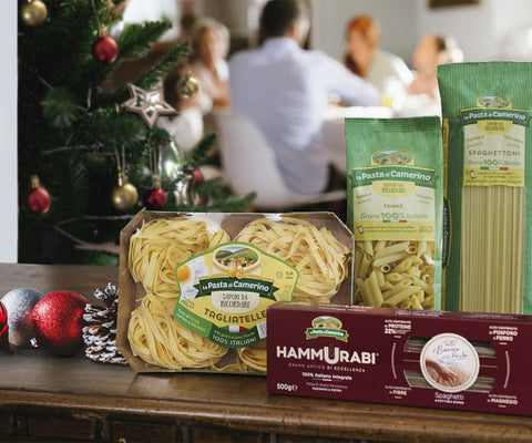 pranzo di natale e confezioni di pasta su davanzale