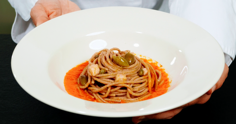 Spaghetti di grano antico monococco La Pasta di Camerino con crema di peperoni, pesce spada, capperi e olive taggiasche