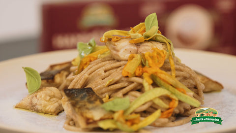 piatto di spaghetti Hammurabi con fiori di zucca e sgombro marinato