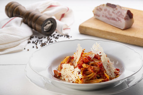 piatto di spaghettoni all'amatriciana