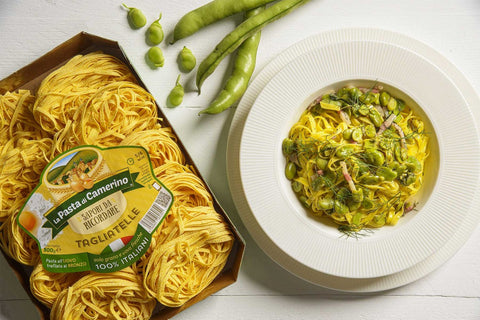 confezione e piatto di tagliatelle con fave in porchetta
